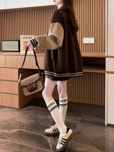 เสื้อแจ็คเก็ตเบสบอลพิมพ์ลายผ้าฝ้ายสไตล์ฤดูใบไม้ผลิและฤดูใบไม้ร่วงสำหรับผู้หญิงไซส์ใหญ่ เสื้อคลุมหลวมๆ สไตล์วิทยาลัย เสื้อคลุมยาวปานกลาง