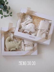 Mengdodo Baby Gift Box Rabbit Dinosaur Soothing Rattles Fabric Floral Bibs Newborn Gift One-Month Old Baby Toys Hand Puppets