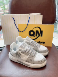 Giày Sneaker Nữ màu xám chữa nổi Cổ Thấp Họa Tiết Logo Phong Cách Thể Thao Đường Phố