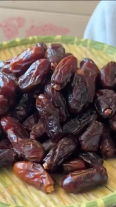 【Buy 1 Take 1】500g Date Palm Pitted Dried Dates Sweet Soft Waxy Dried Fruit Free Sugar Snacks Can Be Ready-To-Eat Or Baked