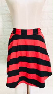 กระโปรงสั้น ลายแถบ กระโปรงพองบาน มีซับในเป็นกางเกง  เอวสูง น่ารักมาก สม็อคหลัง เอวสูง ทรงสวย ผ้าคอตตอน