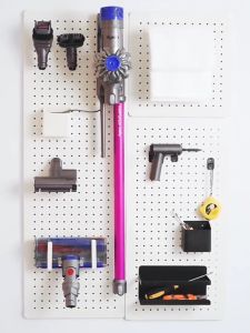 Bảng lỗ Pegboard Dola Home kim loại cao cấp. Kệ để máy hút bụi Dyson đồ dùng gia đình và dụng cụ vệ sinh nhà cửa