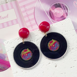 ต่างหูรูปหัวใจสไตล์โรคสไตล์วินเทจสีชมพูแดง ดีไซน์เฉพาะตัว ต่างหูรูปแผ่นเสียงสีดำ ต่างหูแฟชั่นสำหรับผู้หญิง