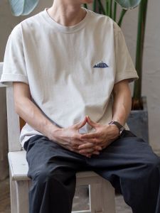 เสื้อยืดคอกลมแขนสั้นผ้าคอตตอนลายปักสไตล์ย้อนยุคสไตล์ญี่ปุ่นสำหรับผู้ชาย ฤดูร้อน 2021 ลายพิมพ์เรขาคณิต