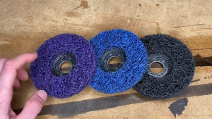 ใบขัด ใบลอกสนิม ใบขัดสาหร่าย ใบขัดลอกสนิม จานขัดสาหร่าย ขนาด4นิ้ว (แบบมีฝาหลัง) ลูกขัดลอกสี ขัดดีเยี่ยม สำหรับขัดลอกสีหรือสนิมใช้กับเครื่องเจียรลูกหมู