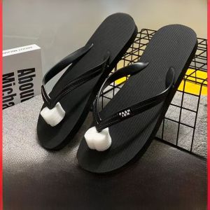 รองเท้าแตะแบบสวมสำหรับผู้ชายและผู้หญิง ฤดูร้อนปี 2024 กันลื่น ใส่ในบ้าน กลางแจ้ง รองเท้าแตะชายหาดแบบสวมสบายสำหรับผู้ชาย