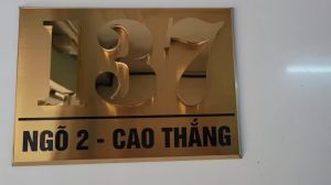 Bảng số nhà dập nổi inox 304 bao xài không hản rỉ...Khuyến mãi 3 ngày giá tốt tặng kèm mút và keo dán phía sau.