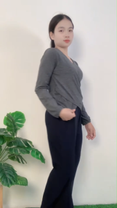 ชุดเซ็ตสองชิ้นน่ารัก เสื้อคอวีไขว้ ผ้านุ่ม ใส่แล้วดูดี