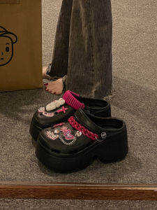 รองเท้าแตะส้นหนาลายการ์ตูนกันลื่นสำหรับผู้หญิง ฤดูร้อน 2025 รองเท้าแตะแบบใหม่ที่สวมใส่สบายและมีสไตล์ ส้นสูงเพิ่มขึ้น