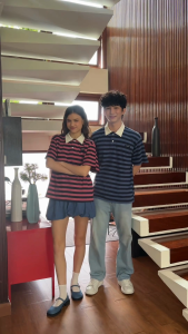 PIMNATTA Iya Polo Shirt เสื้อโปโลแขนสั้น พร้อมดีเทลป้ายชื่อแบรนด์