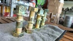 Bu lông tắc kê trước xe Thaco Ollin 500B thân 18/18mm dài 83mm.