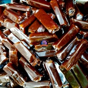 Dodol Betawi asli berat isi 500gr kemasan thinwall gula hitam padat bentuk persegi serat halus tekstur lembut cocok untuk camilan atau topping kue.