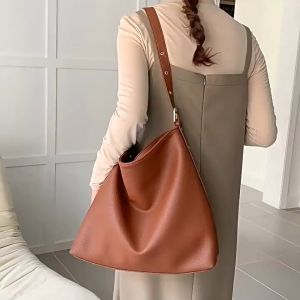 Molasses Bag - Ash (กระเป๋าสะพายข้างผู้หญิงใบใหญ่ กระเป๋าสะพาย crossbody) - 3 สี