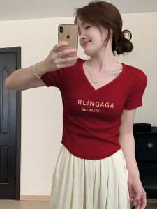 เสื้อยืดคอกว้างแขนสั้นทรงสลิมฟิตสำหรับผู้หญิง สีแดง ทรงเข้ารูป ดีไซน์เก๋ไก๋ ลำลอง ฤดูร้อน 2025 เสื้อผ้าทำงานสไตล์เกาหลี