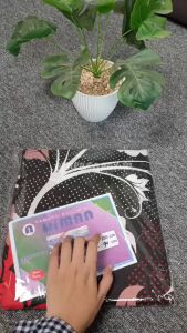 Sarung Kasur Busa Resleting Aesthetic Motif Bunga Merah