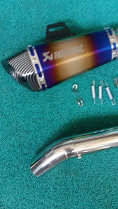 NS 150–200 Stainless Elbow + Resonator on Akrapovic Hexa Tip with DB Reducer