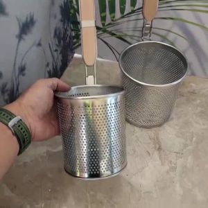 Vợt trụng hủ tiếu hình trụ  chất liệu inox SÂU LỒNG cán gỗ có móc treo tiện dụng