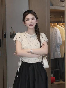 เสื้อยืดคอกลมเข้ารูปประดับเพชร ทรงเข้ารูป แขนสั้น ทรงเข้ารูป สำหรับผู้หญิง ฤดูร้อน 2025 ลำลอง ปกติ