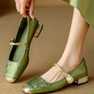 รองเท้า Mary Janes ส้นเตี้ย ทรงสี่เหลี่ยม พื้นแบน ดีไซน์สไตล์ย้อนยุค สีเขียว ประดับเพชร แฟชั่นฤดูร้อน รองเท้าผู้หญิง