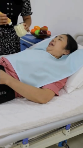 Khăn yếm ăn miếng đệm đa dụng 3 lớp chống thấm thấm hút nhanh dành cho người già bệnh nhân  kích thước lớn 62 cm