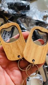 Móc khóa gỗ kiêm dụng cụ mở nắp chai mini