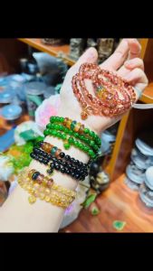 vòng tay nữ dáng chuỗi thạch anh tóc vàng tự nhiên mix đồng điếu ngũ sắc thạch anh tóc và charm trái tim tóc vàng bọc vàng tây vòng tay đá phong thuỷ hợp mệnh thổ mệnh kim trang sức thiết kế đủ hoá đơn thẻ bảo hành
