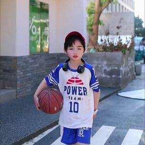 ชุดบาสเก็ตบอลสำหรับเด็กฤดูร้อนชุดออกกำลังกายกลางแจ้งแขนสั้นแบบอินเทรนด์แห้งเร็ว