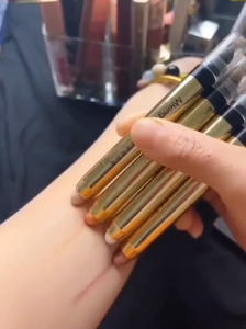 COS003 TARA Eyeshadow 2 in 1 อายแชโดว์แบบแท่ง มีหัวแปรงช่วยเบลนด์สีในตัว ใช้งานง่าย เม็ดสีชัด กันน้ำ ติดทน ไม่เป็นคราบ