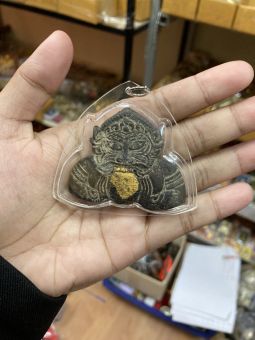 รูปจากผู้ขายบน Lazada: ราหูอมจันทร์ แกะสลักจากกะลาตาเดียว วัดศรีษะทอง จังหวัดนครปฐม (เลี่ยมกรอบกันน้ำอย่างดีพร้อมห้อยบูชา) ตั้งราคา ฿129 ขายแล้ว 57 ชิ้น