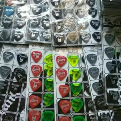 Pick Gitar 20mm isi 20 keping