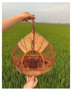 Lồng cu gáy dáng quả đào cửa chữ Phúc chất liệu lan tre mây sơn nước màu cánh gián. Tặng cóng móc.