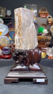 #johorbahru #crystal #fossiltree #玉化树化玉🪵木玉化💯天然树化玉 🆓雕刻实木底座 整体高total height: 25.5cm 宽width: 14cm x 13cm 重weight: 1.85kg 📍Johor Bahru 区可自行取货或邮寄服务