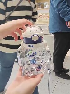 Botol Minum Anak Anti Tumpah HX-317 700ml Karakter Beruang Astronot Lucu Plus Tali Gantungan Bahan Kualitas Tinggi Plastik Food Grade (BPA FREE) Plus Sticker Keren