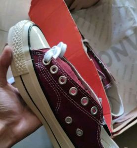 sepatu conv*rs* maroon