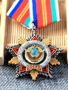 Revived Soviet Lenin Medal Replica Star Red Flag Labor Hero Honor Pin Boxed Collectible Brooch for Outdoor Camping Travel