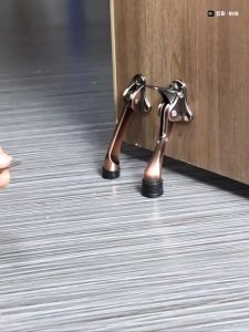 Chặn cửa chân móng ngựa có lẫy gạt chống va đập cửa ở bất kì vị trí nào tiện dụng