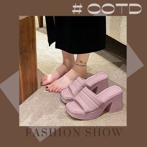 ว้าวมากหญิง รองเท้าส้นสูงแฟชั่น รุ่นนี้มีส้นตึกสูงสะใจ และดีไซน์สวยเรียบ ที่ดูดีไม่โป๊ะ จัดเลยกับสีสวยๆ รับการใช้งานหลวงก็ดูสวย