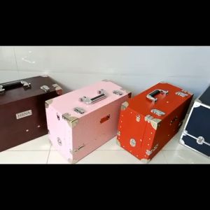 Tặng Kem dưỡng ẩm Lotion Hàn Quốc - Kèm dây đeo - Sale xã Cốp mỹ phẩm cao cấp Hana The Rucy bọc gốc inox  đựng dụng cụ make up trang điểm nail mi có khóa size 40x21x26 cm (màu tùy chọn)