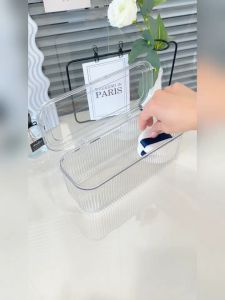 กล่องเก็บเครื่องสำอางสไตล์มินิมอล ดีไซน์เรียบหรู พร้อมช่องเก็บแปรงแต่งหน้า กันฝุ่นได้อย่างมีประสิทธิภาพ CM0006