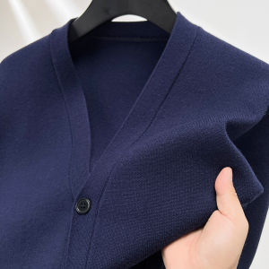 เสื้อคาร์ดิแกนถักคอวีผู้ชาย ดีไซน์เนอร์คุณภาพ สำหรับฤดูใบไม้ร่วงและฤดูหนาว สีพื้นเรียบ กระเป๋าคู่ สไตล์ลำลอง เหมาะสำหรับใส่ไปทำงาน เสื้อผ้าผู้ชาย