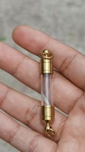 DDG9 หลอดใส่ตะกรุดแนวดิ่ง ตะกรุดงานกลึง สีทอง PVD เบอร์6วัตถุมงคลกว้างไม่เกิน 0.6cm ยาว 2-20 cm พร้อมฝาสแตนเลสสีทอง CB9295