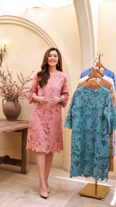 เดรสผ้าลูกไม้เกรดพรีเมี่ยม ลายลูกไม้เนื้อหนา ลายสวยชัดมากค่ะ ต่อแขนลูกไม้สวยๆเลยค่ะ ประด้วยมุกสีเดียวกับชุดทั้งตัว ชุดมีซับในอย่างดี  ชุดนี้ใส่ไปงานสวยมากค่ะ ใส่สบายแถมยังดูดีมากค่ะ