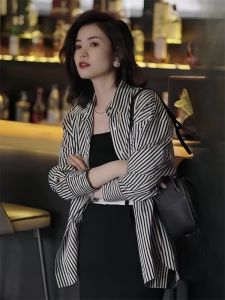 เสื้อเชิ้ตแขนยาวผู้หญิงทรงหลวมสไตล์เกาหลีฤดูใบไม้ร่วงปี 2024 ลายทางแนวตั้งเสื้อเชิ้ตคอโปโลแบบเรียบง่ายที่สวมใส่ได้หลากหลาย