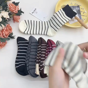 CEEKEY ถุงเท้าสีแดงเด็ก ๆ ถุงเท้าเทอร์รี่หนาสำหรับฤดูใบไม้ร่วงและฤดูหนาว ins ถุงเท้ากลางกระแสน้ำ ถุงเท้าลายที่อบอุ่น ถุงเท้าชั้นร้อยชุด