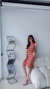 เดรสแขนกุดไหมพรมสีสันสุดคิ้วท์ เรนโบว์เรนจัย ทักทอเล่นสีได้อย่างลงตัวสุดๆ yunaka