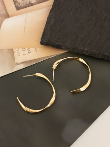 Golden Twisted Wave Ring Earrings without Piercing High-End Sensation Commute Match All Ear Decorations Hong Kong Style