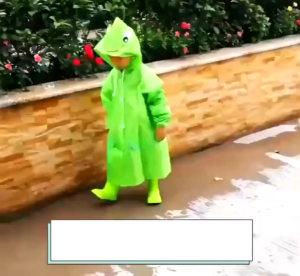 Áo mưa choàng trẻ em hình thú hoạt hình dễ thương – Poly chống thấm màu sắc tươi sáng có mũ & túi