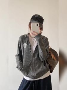 Áo khoác chống nắng họa tiết hoa nhẹ nhàng có mũ