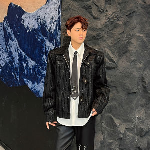 เสื้อแจ็คเก็ตผู้ชายสีแดงเข้ม ทรงสั้น ดีไซน์ลายสะท้อนแสง ทรงหลวม สไตล์เมือง ฤดูใบไม้ร่วง ปกติ แขนยาว ปกคอกลม