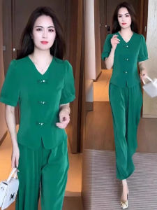 ชุดสองชิ้นผ้าไหมน้ำแข็งสไตล์จีนใหม่สำหรับผู้หญิงในช่วงฤดูร้อนปี 2025 ชุดทำงานผู้หญิงวัย 35 ปีขึ้นไป คอวี แขนสั้น กระดุม